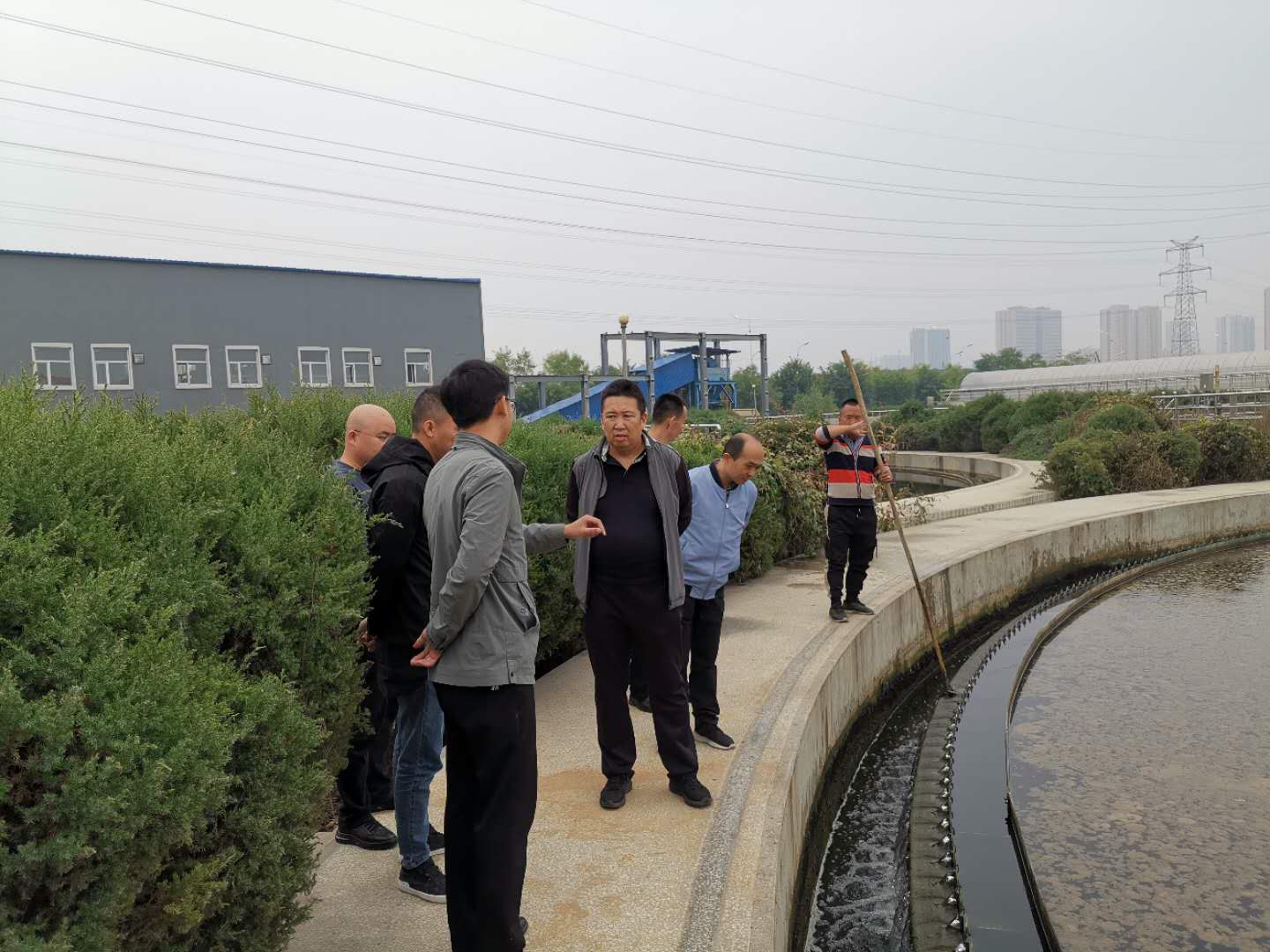 公司總經(jīng)理王建人在供水、污水生產(chǎn)一線開展風險隱患排查 (2).jpg